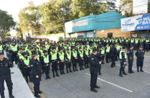 Policía refuerza efectivos para despejar zona del TSJE