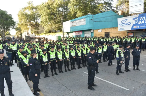 Policía refuerza efectivos para despejar zona del TSJE