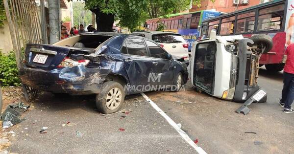 La Nación / Choque de buses y otros vehículos dejó cerca de 30 heridos en Asunción