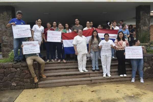 Ayolas: manifestación de enfermeros del IPS por notificaciones de despido - Nacionales - ABC Color