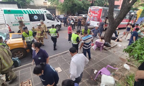 Accidente de un colectivo chatarra, en el Centro de Asunción, deja varios heridos