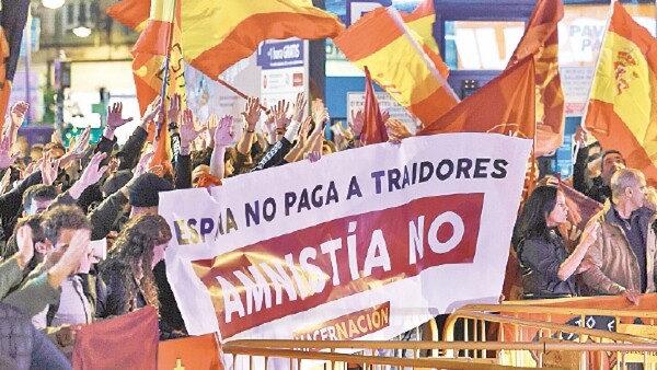 En medio de fuerte polémica Sánchez es reelecto en España