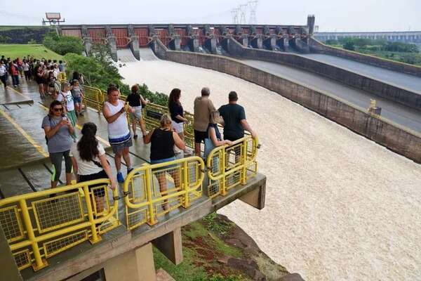 Itaipú mantendrá sus compuertas abiertas durante el fin de semana - ABC en el Este - ABC Color