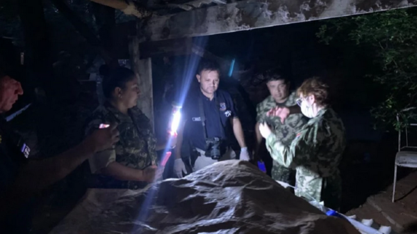 Médicos forenses vichearan los restos de pieles hallados en el arroyo Lambaré