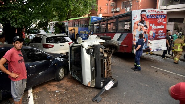 Bus chatarra provoca un choque múltiple y deja varios heridos