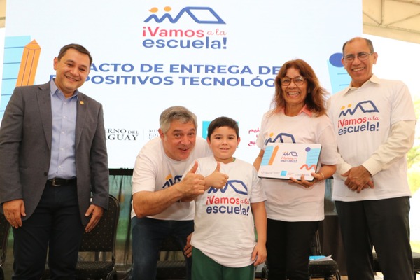 Entregan notebooks como herramientas pedagógicas para la permanencia de estudiantes en las aulas | 1000 Noticias