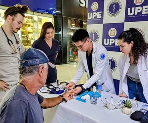 Estudiantes de Medicina de la UPE realizaron atención gratuita durante el Black Friday en CDE | DIARIO PRIMERA PLANA