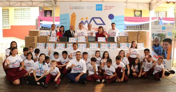 El Ministerio de Educación y Ciencias entregó notebooks en la Escuela Básica N° 6418 “María Auxiliadora” de Capiatá
