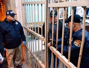 Guardia Cárceles se movilizan exigiendo mejoras salariales