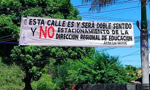 Directora de Educación pide que calle sea sentido único y vecinos se oponen