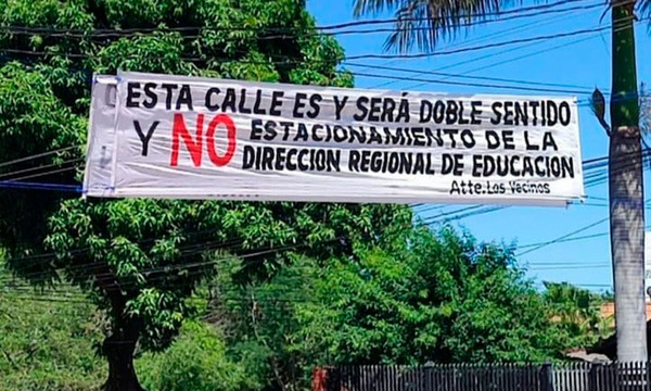 Directora de Educación pide que calle sea sentido único y vecinos se oponen