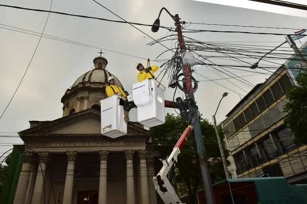ANDE empezó hoy el retiro de cables de calle Palma desde frente al Panteón de los Héroes - Economía - ABC Color