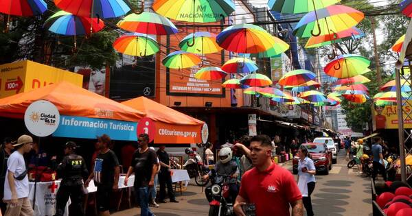 La Nación / Ya vendieron 27 barriles de cerveza en paseo gastronómico del centro de CDE