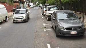 Mala demarcación de espacios para estacionamiento tarifado provoca confusión en conductores