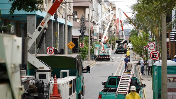 ANDE comienza a retirar todos los conductores aéreos de la calle Palma