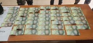 Detienen a un hombre con billetes falsos