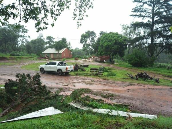 Temporal armó sarambí en un sapyaite en el Sur del país: volaron techos de algunas casas