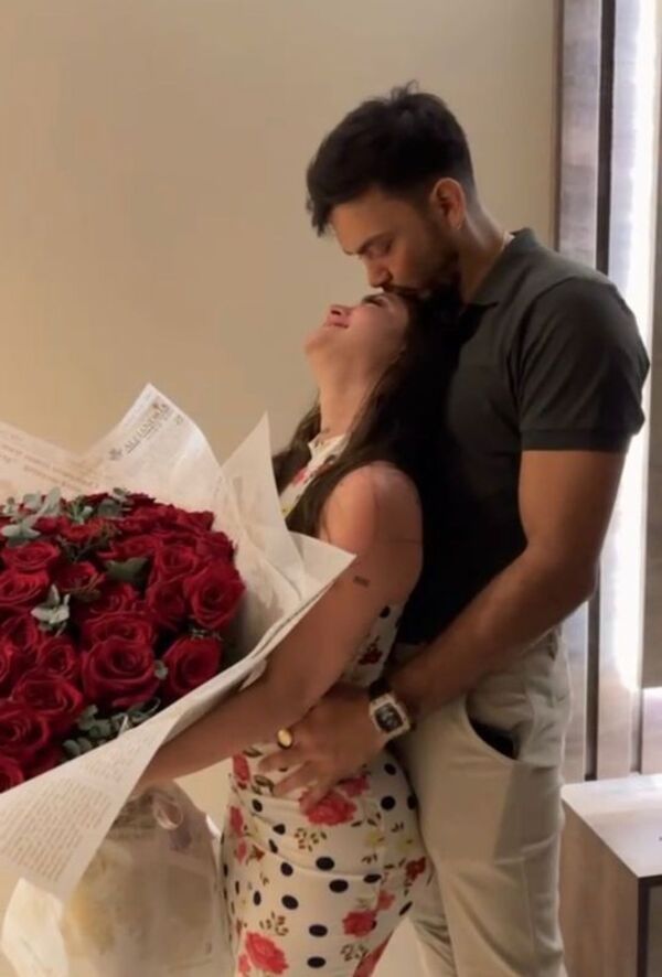 ¡Está perdidamente enamorado y muy regalón hasta con los internautas!