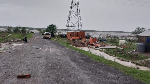 Temporal causa destrozos en albergues de damnificados en Itapúa