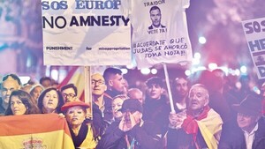 Sánchez jura en España y la oposición sigue movilizada