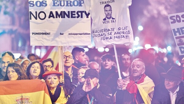 Sánchez jura en España y la oposición sigue movilizada