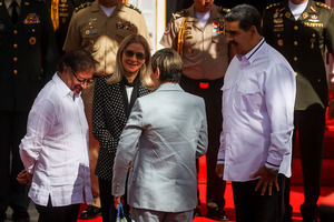 Petro presenta su biografía en Feria del Libro de Venezuela, con Colombia de país invitado - MarketData