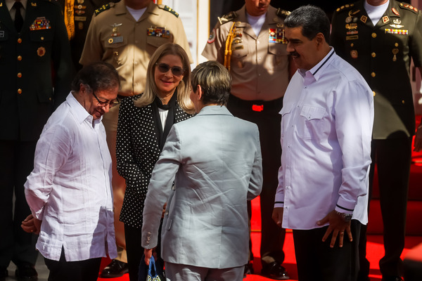 Petro presenta su biografía en Feria del Libro de Venezuela, con Colombia de país invitado - MarketData
