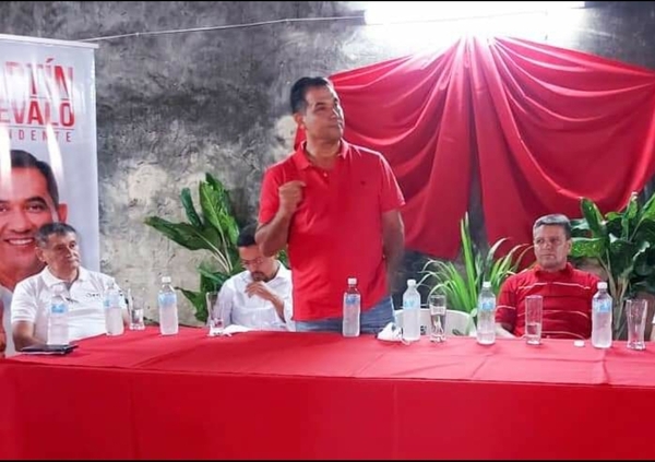 Arévalo anuncia «conspiración» de encuestas