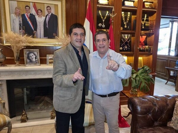 Candidato colorado retira cheque millonario de la EBY