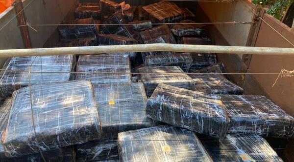 Interceptan camión con importante alijo de marihuana
