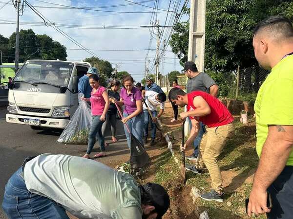 Vecinos de Lambaré realizan minga ante inacción municipal, según denuncian - Nacionales - ABC Color