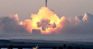 La Nación / Éxito parcial: cohete de SpaceX explota por una “anomalía”