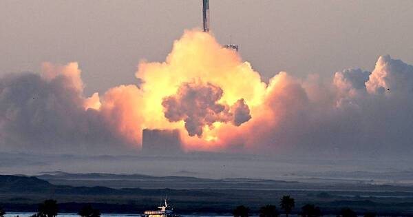 La Nación / Éxito parcial: cohete de SpaceX explota por una “anomalía”