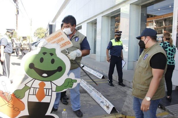 Funcionarios municipales despejaron veredas sobre la Avda. Eusebio Ayala