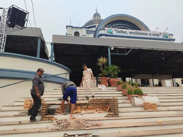 Arquitecto afirma que construcción en escalinata de la Basílica “es falta de respeto a feligreses” - Nacionales - ABC Color