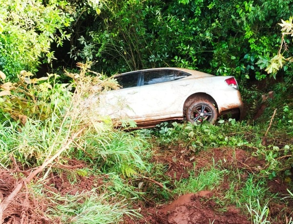 Conductora y su hija ilesas tras vuelco de vehículo en Edelira