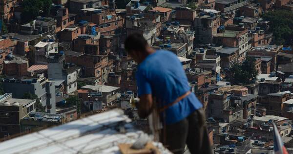 La Nación / Mayor favela de Río de Janeiro sufre calor extremo, sin electricidad