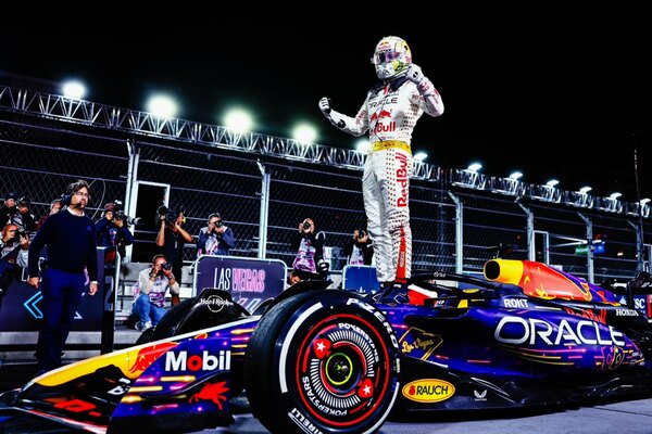 Versus / Max Verstappen triunfa en Las Vegas y Sergio Pérez asegura el subcampeonato mundial