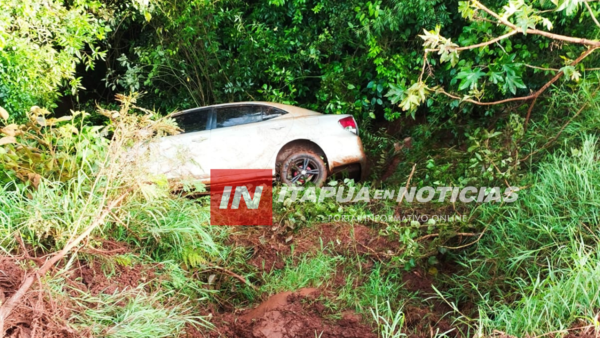 VEHÍCULO TERMINÓ EN UNA ZANJA EN EL DISTRITO DE EDELIRA - Itapúa Noticias