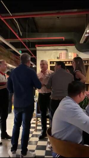 A empujones sacan a villamayor de un restaurante