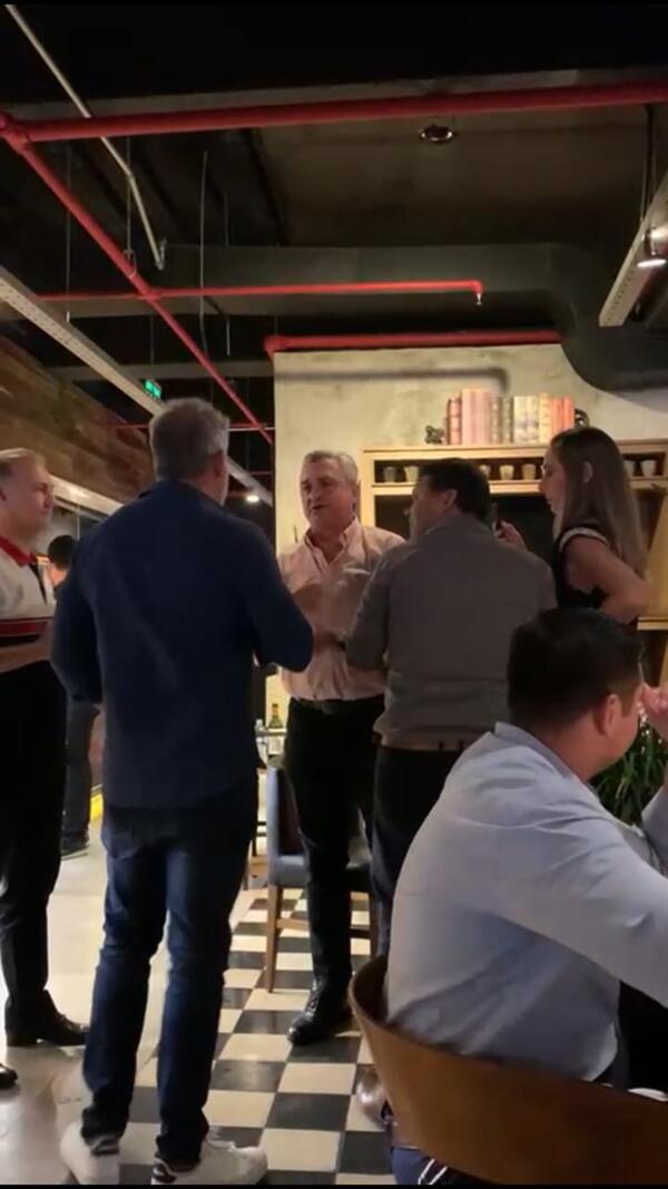 A empujones sacan a villamayor de un restaurante