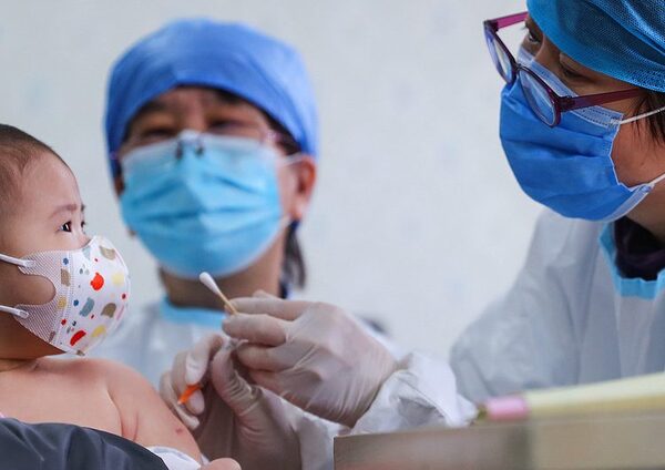 En China vacunan a niños menores de tres años contra el Covid-19