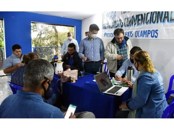Mayoría liberal se une, desdobla las internas y embreta a Efraín Alegre.