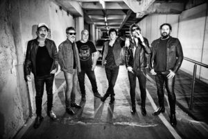 Guasones junto a Santiago Motorizado presentan la nueva versión de “Hay momentos” - trece