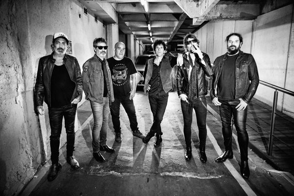 Guasones junto a Santiago Motorizado presentan la nueva versión de “Hay momentos” - trece