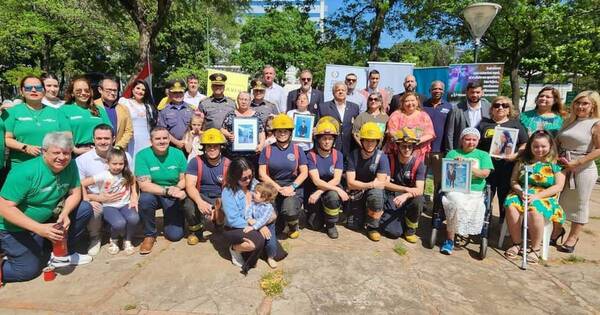 La Nación / Conmemoran a víctimas de accidente de tránsito en la plaza de las Américas