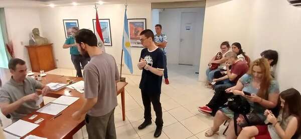 Con entusiasmo, argentinos votan en Consulado de Ciudad del Este - ABC en el Este - ABC Color