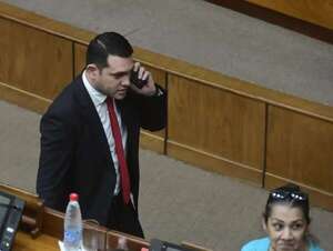 Lo que dice el pedido de pérdida de investidura del senador cartista Hernán Rivas  - Política - ABC Color