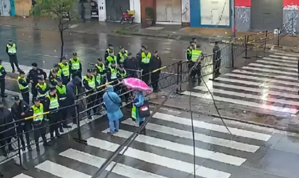 Policía Nacional bloquea la Avda. Eusebio Ayala