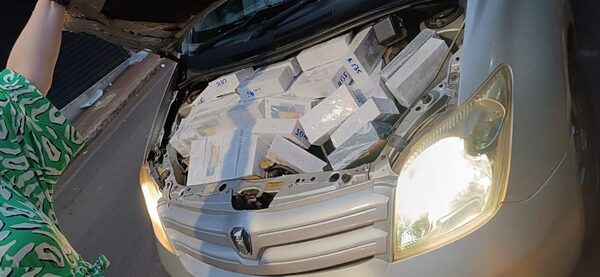 Incautan más de 50 celulares transportados debajo de capot de automóvil